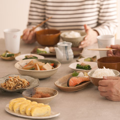 食事をするシニア夫婦の手元