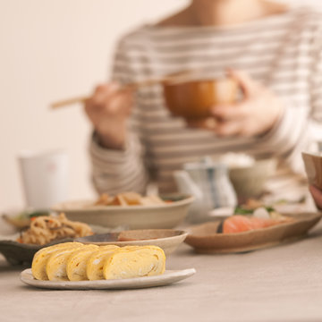 和食を食べるシニア女性