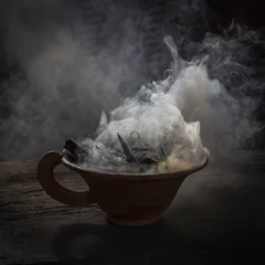 Gordijnen Steaming clay cup with spices on wooden table in street. Still life black background, Nepal. © OlegD