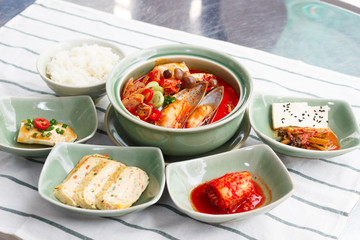 レストラン韓国料理セットメニュー スープ、ご飯、魚介、キムチ