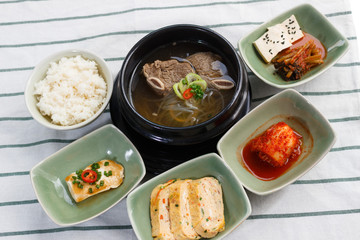 レストラン韓国料理セットメニュー スープ、ご飯、魚介、キムチ