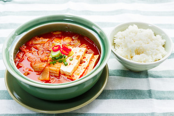 レストラン韓国料理セットメニュー スープ、ご飯、魚介、キムチ