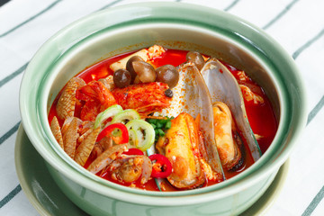 レストラン韓国料理セットメニュー スープ、ご飯、魚介、キムチ