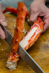 本タラバガニをさばく