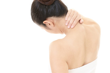 首の痛みを訴える女性