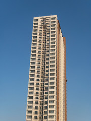Fototapeta premium Single high building condominium with blue sky background
