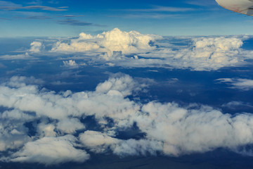 飛行機の窓から見える 雲　青空　陸　