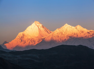 Majestätischer Blick auf den Gipfel des Dhaulagiri (8167 m) bei Sonnenaufgang. Nepal, Himalaya.