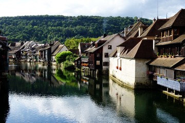 Fototapeta na wymiar river village in France