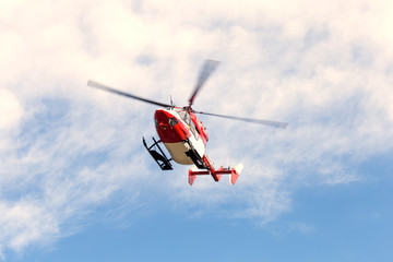 Fototapeta na wymiar Helikopter im Landeanflug (Rettungshubschrauber neutral)