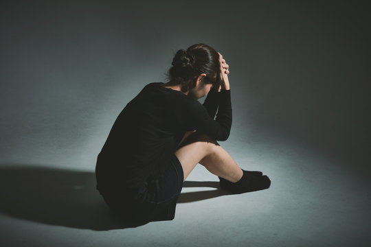 落ち込む女性