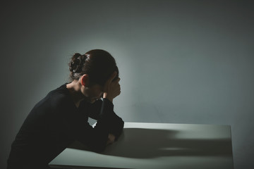 落ち込む女性