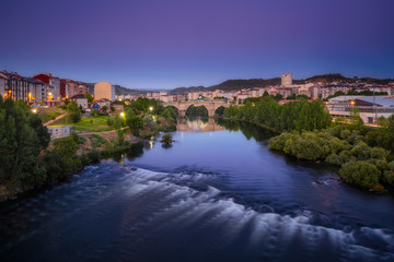 Fototapeta na wymiar Ponte Vella o Puente Romano sobre el rio Miño a su paso por Ourense