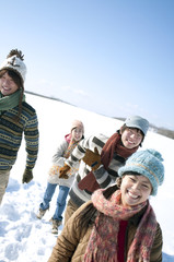 雪原を走る若者たち