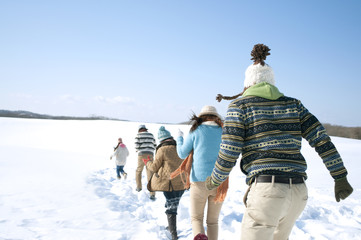 雪原を走る若者たちの後姿