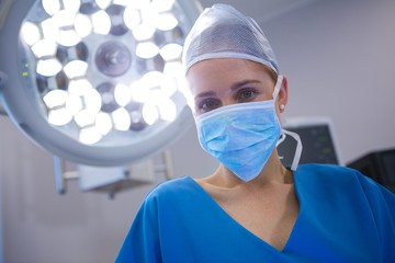 Obraz na płótnie Canvas Portrait of female surgeon wearing surgical mask 