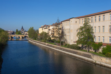 Fototapeta na wymiar Balade des remparts et Moselle - Metz