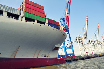 Frachthiff zum beladen im Hafen