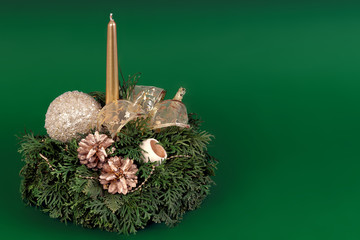 Zielony stroik świąteczny ze złotymi elementami