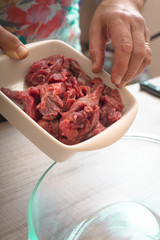 Putting raw meat in the baking dish vertical