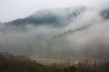 霞がかる山里　mist on mountains