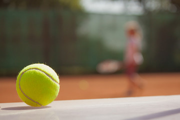 Tennisbal am Platz