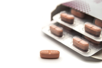 таблетки  с упаковкой  на белом  фоне ,