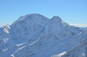 Fototapeta na wymiar Покрытые снегом вершины Кавказа