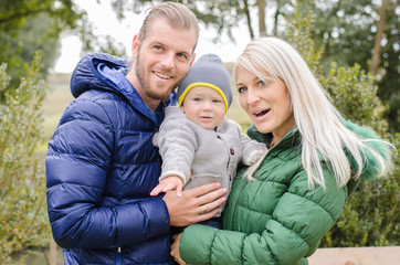 Familie beim Spaziergang