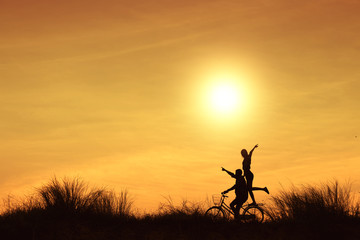 Fototapeta na wymiar couple on a bicycle at sunset