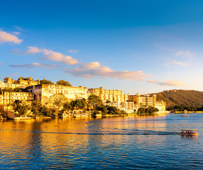 Fototapeta premium City Palace i jezioro Pichola w Udaipur w Indiach