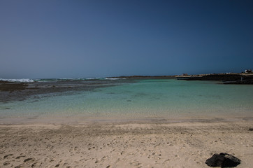 una delle spiagge piu' belle del mondo è a fuerteventura, isole canarie