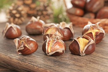 Frisch geröstete Maroni auf einem edlen Küchenbrett