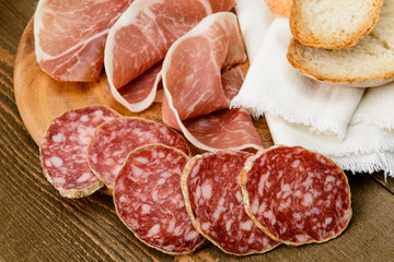 Antipasto con prosciutto crudo e salame di suino