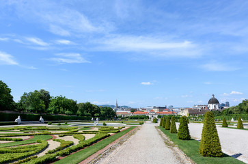 Photo view on lower belvedere palace and garden with statue, vienna, austria