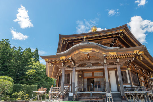 青空とお堂の風景