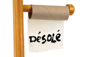 Rouleau de papier toilette fini avec le mot désolé écrit dessus