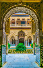 Fototapeta premium widok na dziedziniec panien znajdujących się wewnątrz królewskiego pałacu alcazar w hiszpańskim mieście sewilla
