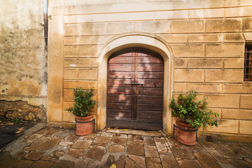 Fototapeta na wymiar detail of a wooden door in Montepulciano