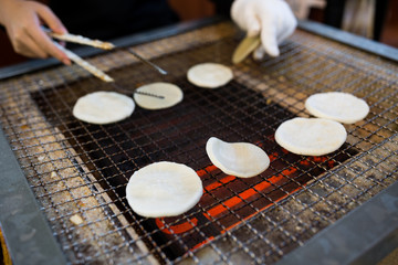 Grilled rice cracker