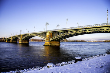 Theodor-Heuss-Brücke über den Rhein an einem Wintermorgen