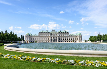 Photo front view on upper belvedere palace and garden with statue and flowers, vienna, austria
