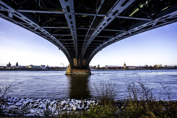 Unter der Theodor-Heuss-Brücke über den Rhein an einem Wintermorgen