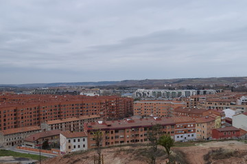 Panorámica de una ciudad europea durante un día nublado. 