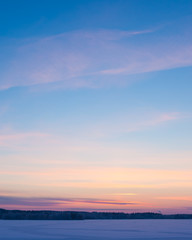 Fototapeta premium Spokojny zachód słońca niebo w zimie