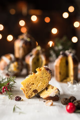 fette di panettone con canditi e frutta secca. Decorazioni e luci con effetto bokeh