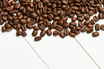 Granos de café sobre fondo blanco aislado. Vista Superior. Copy space