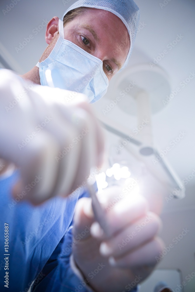 Poster Surgeons performing operation in operation theater