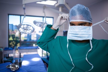 Fototapeta na wymiar Male surgeon wearing surgical mask in operation theater