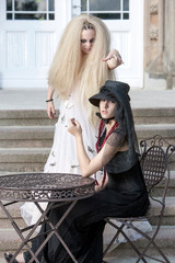 2 junge Frauen in historisch -mystischer Kleidung auf einer Trep